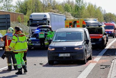 Update: Schwerer Auffahrunfall auf der A4: Fahrer eingeklemmt - Es bildete sich ein langer Rückstau. Foto: Harry Härtel