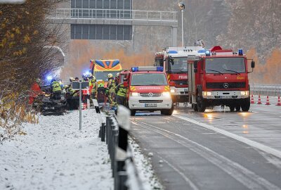 Update: Schwerer Unfall auf der A4 im Schneetreiben: BMW überschlägt sich - Gegen 14.20 Uhr kam es zu einem schweren Unfall auf der A4 zwischen Hohenstein-Ernstthal und Wüstenbrand, bei dem sich ein PKW überschlug.Foto: Andreas Kretschel