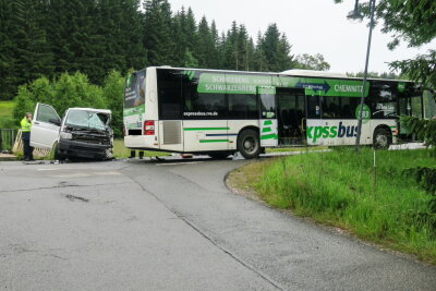 Update: Vollsperrung nach Unfall zwischen Schulbus und Transporter in Johanngeorgenstadt - Gegen 7.15 Uhr kam es in Johanngeorgenstadt auf der S272/Eibenstocker Straße zu einem Unfall zwischen einem Transporter VW und einem Schulbus. Foto: Niko Mutschmann
