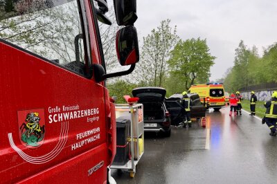 Update: Vollsperrung nach Verkehrsunfall auf B101 - Zwei Personen schwer verletzt - Polizei ermittelt: Unfall zwischen Schwarzenberg und Grünstädtel fordert Verletzte. Foto: Daniel Unger