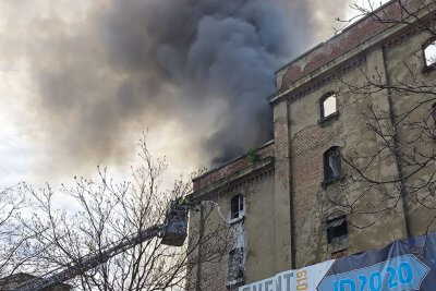 Die Feuerwehr bekämpft nun den Brand im Inneren des Gebäudes. Foto: Roland Halkasch