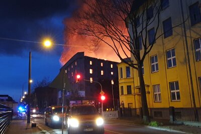 Update zu Brand in Industriebrache: Teilabriss geplant, um Feuer im Inneren zu bekämpfen -  Möglicherweise sei der Brand neu aufgeflammt, sagte ein Sprecher der Polizei Dresden am Freitagmorgen. Foto: Roland Halkasch