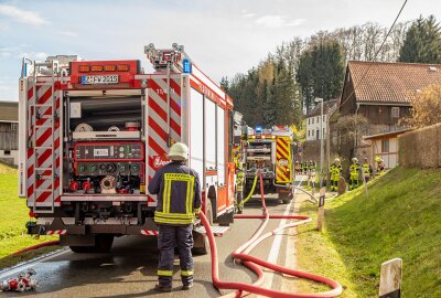 Update zu Brand in Kirchberg: Feuer greift auf Traktor über und löst Großeinsatz der Feuerwehr aus - Ein Unterstand brach in Hirschfeld in Flammen aus. Foto: Andre März