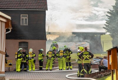 Update zu Brand in Kirchberg: Feuer greift auf Traktor über und löst Großeinsatz der Feuerwehr aus - Ein Unterstand brach in Hirschfeld in Flammen aus. Foto: Andre März