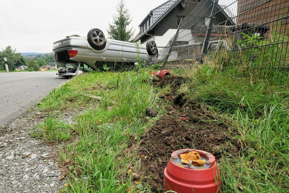 Update zum Crash in Raschau-Markersbach: Fahrer geschnappt und verhaftet! - Auf der Grünhainer Straße kam der PKW auf dem Dach zum Liegen. Der Fahrer ist noch flüchtig. Foto: Niko Mutschmann