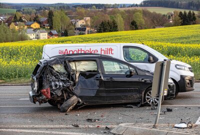 Update zum Unfall mit drei Autos bei Treuen: Zwei Schwerverletzte - Bei Treuen kam es zu einem schweren Unfall. Foto: Igor Pastierovic