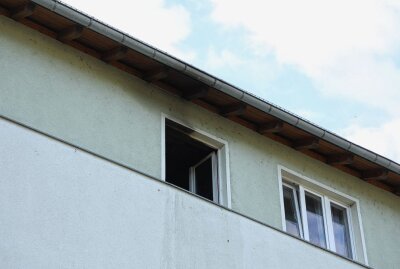 Update zum Wohnungsbrand in Freital: Bewohner wird durch Feuerwehr gerettet - In Freital brannte heute Morgen eine Wohnung. Foto: Roland Halkasch