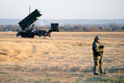 US-Militärhilfe: Was die Milliarden Kiew bringen - Ein Patriot-Flugabwehrraketensystem ist auf dem Flughafen Rzeszow-Jasionka in Polen zu sehen. Die Ukraine hofft auf zusätzliche Flugabwehrraketensysteme.