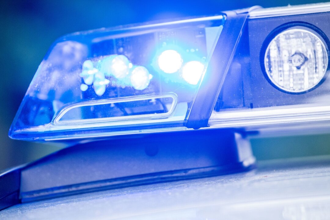 Verbotenes Autorennen auf Autobahn: Zeugen gesucht - Ein Blaulicht leuchtet an einer Polizeistreife.