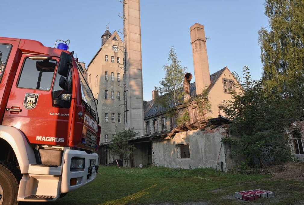 Verdacht auf Brandstiftung: Feuer in Neuhausener Fabrikgebäude - In Neuhausen brannte es heute Morgen in der alten Stuhlfabrik. Foto: B&S/Robert Butter 