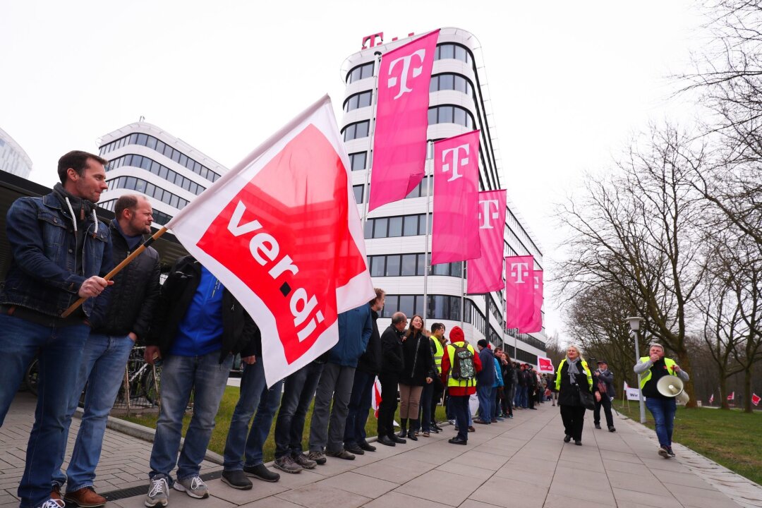 Verdi ruft Beschäftigte des Konzerns zum Warnstreik auf - Telekom-Beschäftigte bilden bei einer Demonstration der Dienstleistungsgewerkschaft Verdi eine Menschenkette vor dem neuen Konzernhaus.