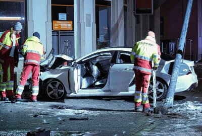 Verfolgungsjagd endet mit Crash: PKW kracht gegen Hauswand - Das beschädigte Auto. Foto: Roland Halkasch