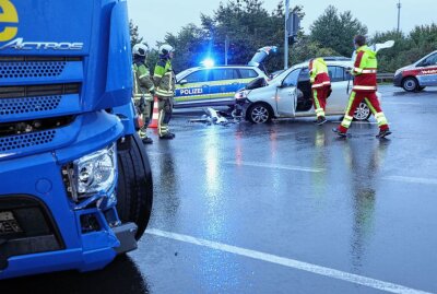 Verkehrsbehinderungen nach Unfall auf der B170 - Am Montagmorgen ereignete sich auf der B170 ein Verkehrsunfall. Foto: Roland Halkasch