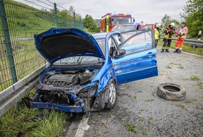 Verkehrsunfall auf Bundesstraße in Sachsen: Toyota fliegt durch die Luft - Der Fahrer eines blauen Toyota Corolla war auf der S177 von Pirna-Copitz in Richtung A17 unterwegs. Foto: Marko Förster