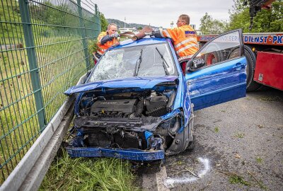 Verkehrsunfall auf Bundesstraße in Sachsen: Toyota fliegt durch die Luft - Der PKW Toyota kracht gegen einen anderen PKW. Foto: Marko Förster