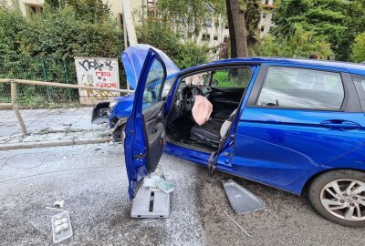 Verkehrsunfall in Zwickau: Zusammenprall eines PKWs mit einer Laterne - Zwickau: Unfall eines PKWs gegen einen Laternenmast. Foto: Mike Müller