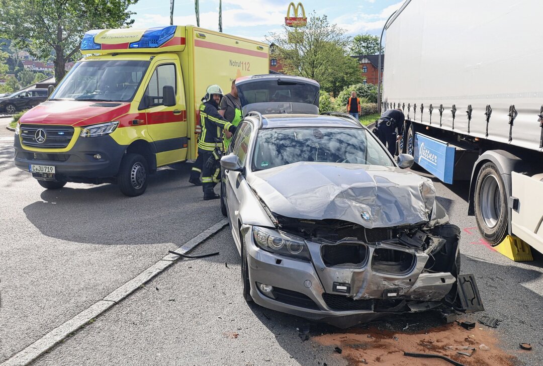 Verletzter nach LKW-Crash bei McDonald's-Ausfahrt in Aue - Nach ersten Informationen wurde dabei der PKW-Fahrer verletzt. Foto: Niko Mutschmann