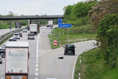Verlorenes LKW-Rad sorgt für Stillstand auf der Autobahn - Ein Rad auf der Fahrbahn. Foto: Sören Müller