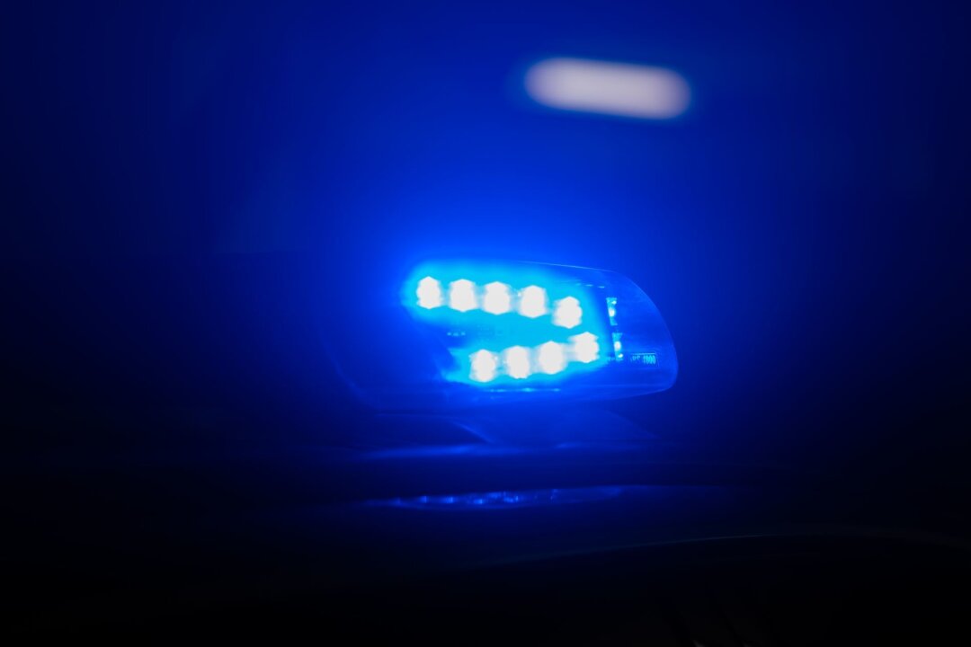 Vermisste Kinder sollen Spendenkasse gestohlen haben - Blaulicht leuchtet auf dem Dach eines Polizeiautos.