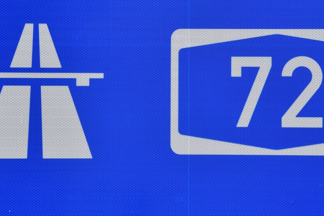 Verstoß gegen Versammlungsgesetz: Landwirte blockieren A72 bei Zwickau - Ein Schild weist den Weg zur Autobahn 72.