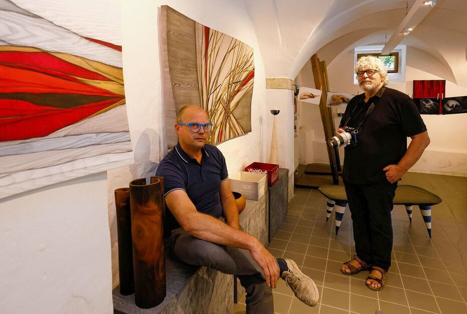 Vielfältige Kunstausstellungen am Pfingstwochenende in der Region - Holzkünstler René Lämmel und Fotograf Günter Brauer freuen sich auf interessierte Besucher. Foto: M. Pfeifer
