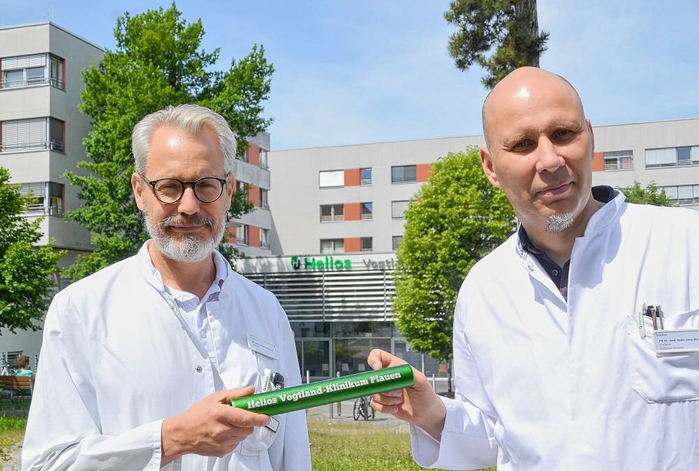Vogtland-Klinikum mit neuem Chef - Oliver Schilling (links) übergibt den Staffelstab an Jens Weise. Foto: Karsten Repert