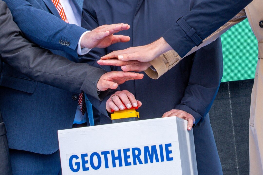 Vogtlandkreis forciert Pläne für Geothermie-Kraftwerk - Mit einem Knopfdruck wird eine Geothermieanlage der Stadtwerke Schwerin eröffnet.