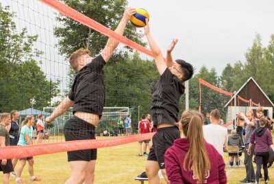 Volleyball-Erzgebirgspokal in Mauersberg -  Gleich in der ersten Runde des vergangenen Jahres trafen am Samstagvormittag die Teams "Pritsch perfect" (re.) und "Nullneunfünf II" aufeinander. im Bild schmettert Marcus Irmscher den Ball über das Netz. Foto: Jan Görner