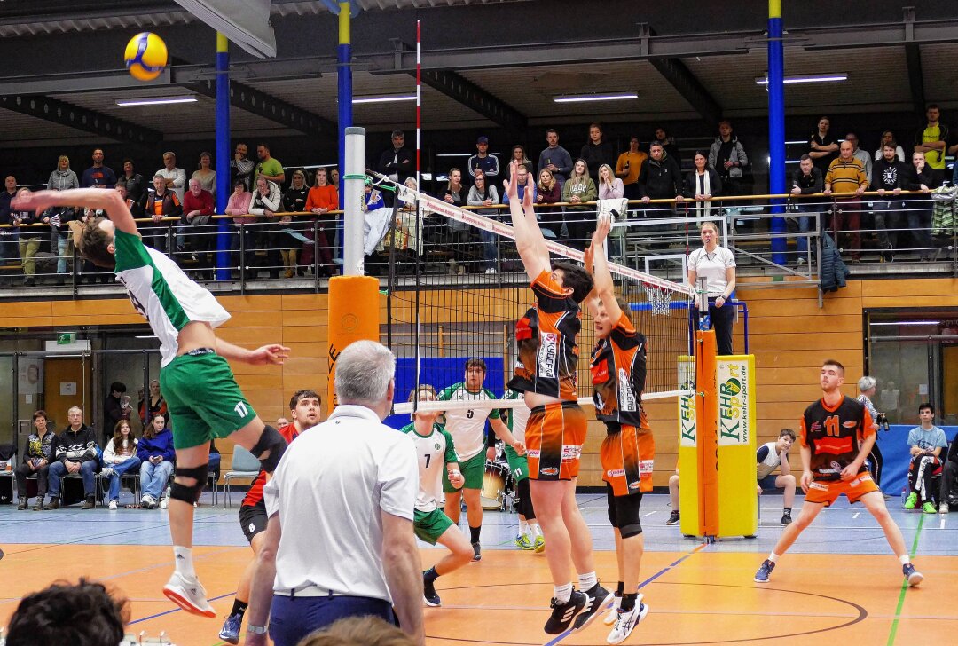 Volleyball-Regionalliga: VC Zschopau müht sich zum Heimsieg - Die Gäste aus Reudnitz (links) stellten den VC Zschopau vor enorme Probleme. Foto: Andreas Bauer