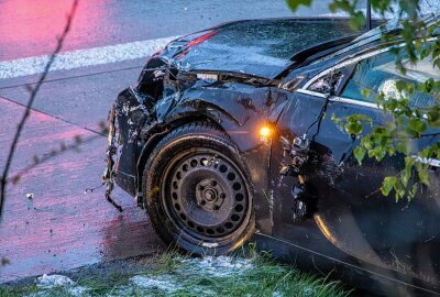 Vollsperrung auf A72 nach mehreren Unfällen: Ein Mensch schwer verletzt - Bei den anderen beiden Unfälle in Fahrtrichtung Chemnitz blieb es glücklicherweise nur bei einem Blechschaden. Foto: Niko Mutschmann