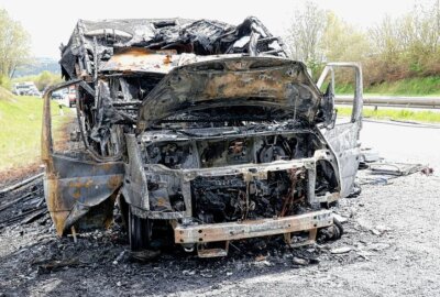 Vollsperrung auf B174: Gasflasche explodiert in Wohnmobil - Die Feuerwehr wurde zur B174 gerufen. Ein Wohnwagen war in Brand geraten. Foto: Harry Härtel