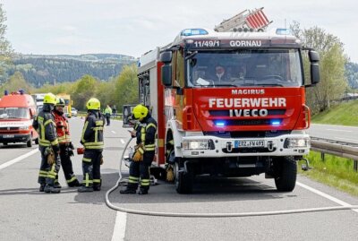 Vollsperrung auf B174: Gasflasche explodiert in Wohnmobil - Die Feuerwehr wurde zur B174 gerufen. Ein Wohnwagen war in Brand geraten. Foto: Harry Härtel