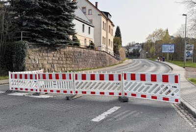 Vollsperrung: Bundesstraße im Erzgebirge ist wieder dicht - Die B169 ist in Schneeberg in Richtung Bad Schlema voll gesperrt - Autofahrer müssen Umleitungen in Kauf nehmen. Foto: Ralf Wendland