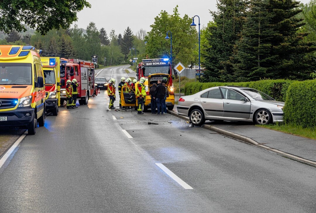 Vollsperrung in Aue nach Verkehrsunfall - Am Samstagfrüh kam es gegen 7 Uhr zu einem Verkehrsunfall in Bad Schlema. Foto: Niko Mutschmann