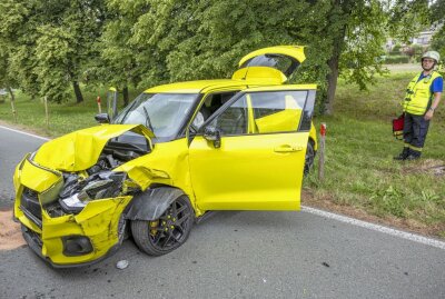 Vollsperrung nach Crash mit Traktor im Erzgebirge - Am Montagnachmittag kam es gegen 15 Uhr zu einem Verkehrsunfall auf der Talstraße in Sehma. Foto: Bernd März