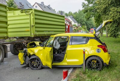 Vollsperrung nach Crash mit Traktor im Erzgebirge - Am Montagnachmittag kam es gegen 15 Uhr zu einem Verkehrsunfall auf der Talstraße in Sehma. Foto: Bernd März