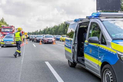Volvo kracht auf Stauende: Zwei verletzte Personen bei Unfall auf A72 - Volvo kracht auf Stauende: Zwei verletzte Personen bei Unfall auf A72. Bildrechte: Bernd März/Blaulicht&Stormchasing