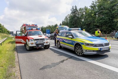 Volvo kracht auf Stauende: Zwei verletzte Personen bei Unfall auf A72 - Volvo kracht auf Stauende: Zwei verletzte Personen bei Unfall auf A72. Bildrechte: Bernd März/Blaulicht&Stormchasing