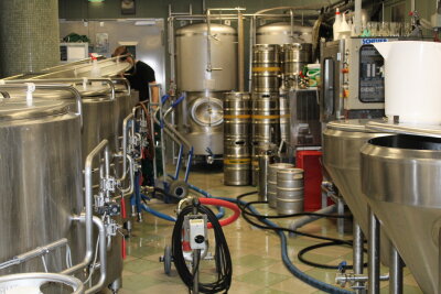 Von den sieben Weltmeeren zurück ins Turm-Brauhaus: Braumeister Simon und das Bierhandwerk - Mitten bei der Arbeit im Bierkeller: Hier werden neben Bieren auch Destillate und Fassbrausen selbst hergestellt.