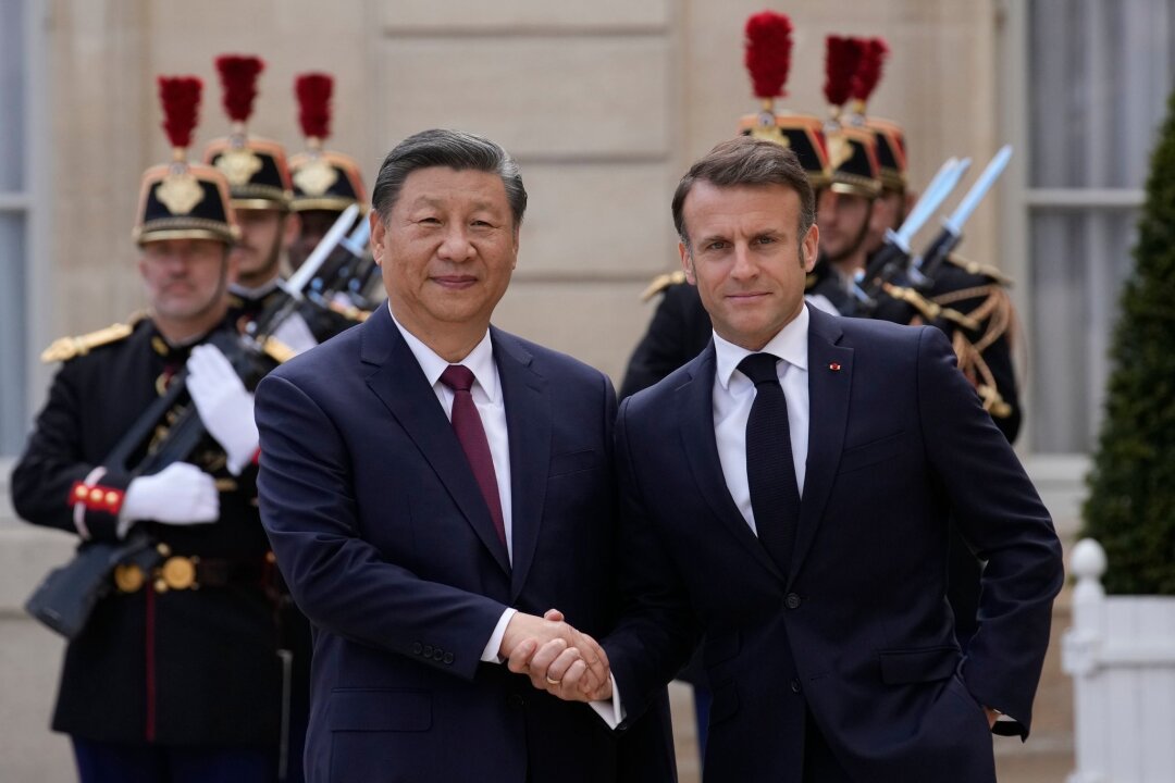 Von der Leyen und Macron: Kooperation mit China wichtig - Der französische Präsident Emmanuel Macron (r) begrüßt Chinas Präsident Xi Jinping vor ihrem Treffen im Elysee-Palast.