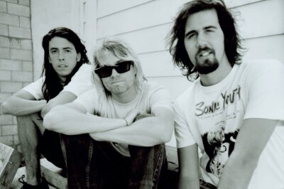Vor 30 Jahren: Was geschah in den letzten Stunden von Kurt Cobain? - Dave Grohl (links), Kurt Cobain (Mitte) und Krist Novoselić machten mit Nirvana ein ganzes Musikgenre populär: Grunge. Die Geschichte der Band endete vor genau 30 Jahren, als Kurt Cobain tot aufgefunden wurde. Bis heute halten manche die Umstände seines Ablebens für rätselhaft.