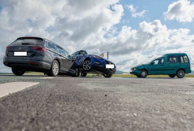 Vorfahrt missachtet: Drei Autos krachen zusammen - Grossschweidnitz - Vorfahrt missachtet: Drei Autos krachen zusammen . Foto:xcitepress/Thomas Baier