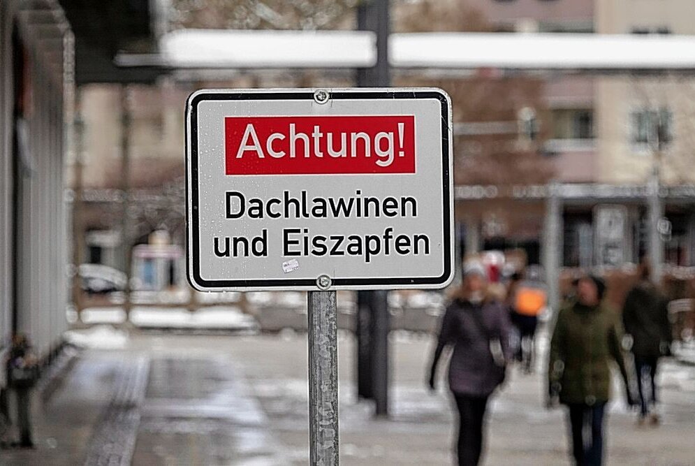 Vorsicht vor Dachlawinen und Eiszapfen in Chemnitz - Dachlawinengefahr in Chemnitz. Foto: Harry Haertel