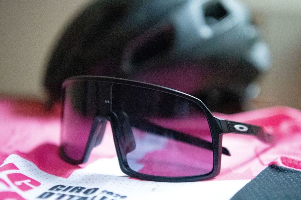 Warum Radsportler Spezialbrillen tragen sollten - Fliegen im Anflug: Sportbrillen schützen die Augen von Radlerinnen und Radlern vor Insekten und blendendem Licht.