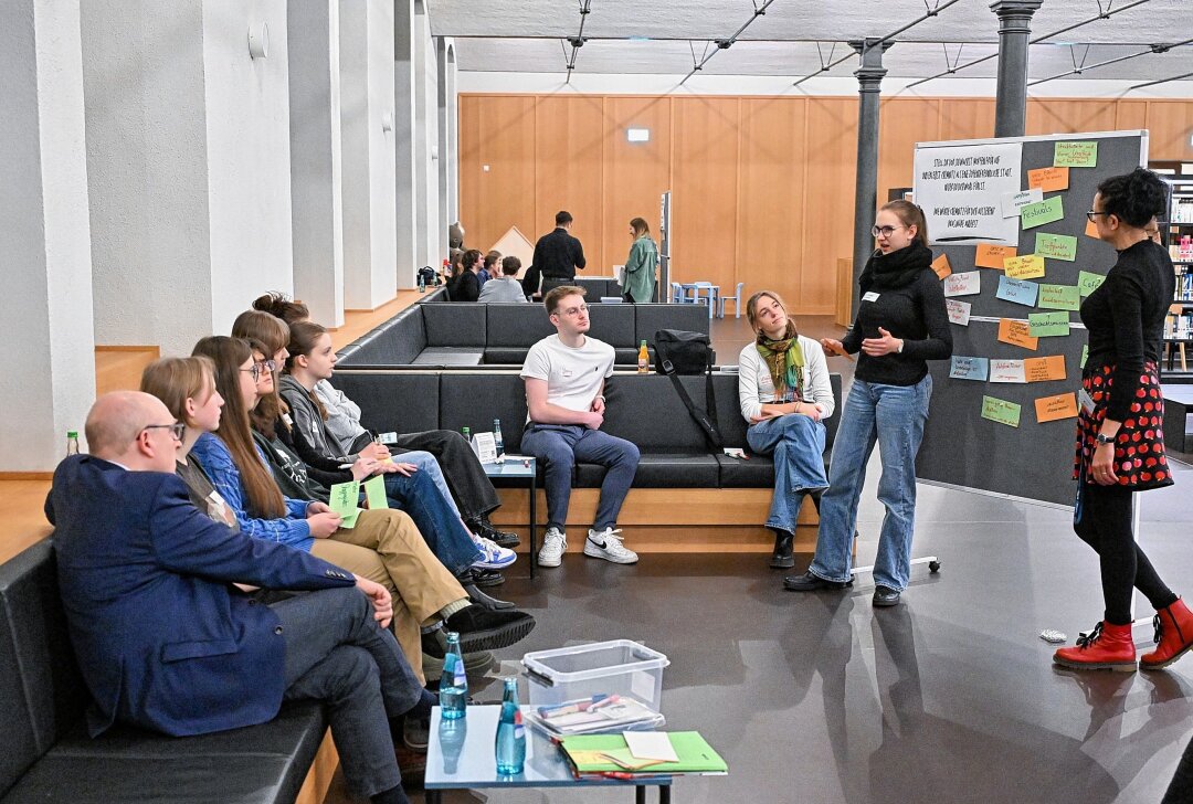 Was bewegt die Jugend in Chemnitz? - In der Bibliothek der TU Chemnitz sprachen der Oberbürgermeister und die Jugendlichen über Themen, die die Jugend bewegen. Foto: Andreas Seidel