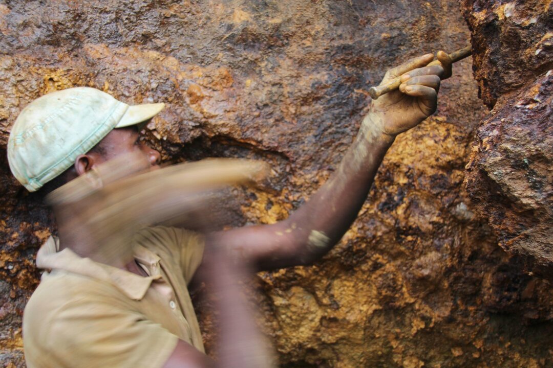 Was das europäische Lieferkettengesetz bedeutet - Ein Mann arbeitet in der Mine Zola Zola bei Nzibira in der ostkongolesischen Provinz Süd-Kivu. Heute stimmt das EU-Parlament in Straßburg darüber ab.