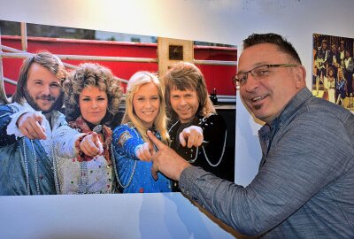 Was einen Thalheimer Musikfan und den Starfotografen "Bubi" Heilemann verbindet - Matthias Schwalbach vor einem Portrait von ABBA. Foto: Maik Bohn