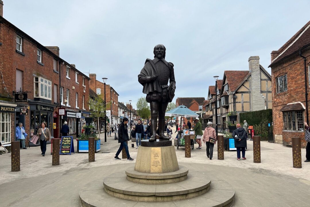 Was man von Shakespeare heute noch lernen kann - Eine Statue von William Shakespeare in der englischen Stadt Stratford-upon-Avon.