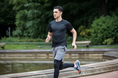 Was Sie beim Laufen anziehen sollten - und was nicht - Super bequem: Immer mehr Läufer tragen Tights unter den Shorts.