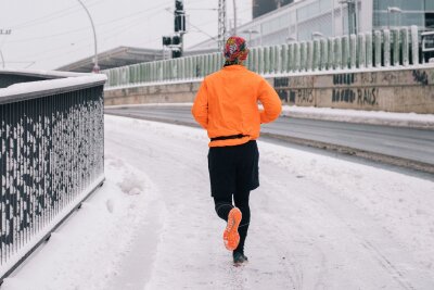 Was Sie beim Laufen anziehen sollten - und was nicht - Bei Wind und Wetter raus: eine Frage der richtigen Laufkleidung.